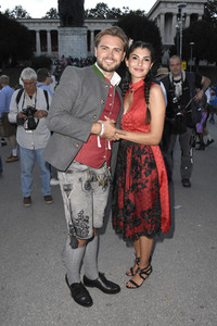 Almauftrieb in Käfers Wiesn-Schänke auf dem Oktoberfest 2018 in München