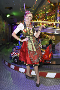 Almauftrieb in Käfers Wiesn-Schänke auf dem Oktoberfest 2018 in München