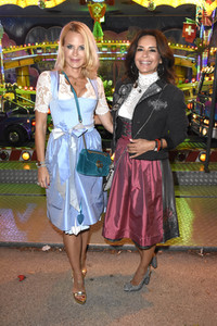 Almauftrieb in Käfers Wiesn-Schänke auf dem Oktoberfest 2018 in München