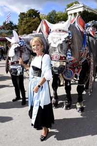 Regine Sixt Damenwiesn im Schützen Festzelt beim Oktoberfest 2018 in München