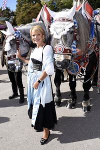 Regine Sixt Damenwiesn im Schützen Festzelt beim Oktoberfest 2018 in München