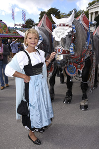 Regine Sixt Damenwiesn im Schützen Festzelt beim Oktoberfest 2018 in München