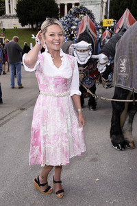 Regine Sixt Damenwiesn im Schützen Festzelt beim Oktoberfest 2018 in München