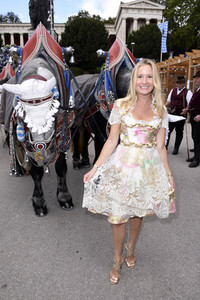Regine Sixt Damenwiesn im Schützen Festzelt beim Oktoberfest 2018 in München