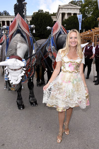 Regine Sixt Damenwiesn im Schützen Festzelt beim Oktoberfest 2018 in München