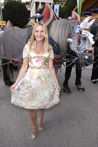 Regine Sixt Damenwiesn im Schützen Festzelt beim Oktoberfest 2018 in München