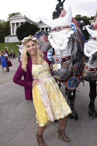 Regine Sixt Damenwiesn im Schützen Festzelt beim Oktoberfest 2018 in München