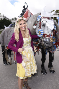 Regine Sixt Damenwiesn im Schützen Festzelt beim Oktoberfest 2018 in München