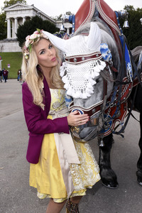 Regine Sixt Damenwiesn im Schützen Festzelt beim Oktoberfest 2018 in München