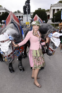 Regine Sixt Damenwiesn im Schützen Festzelt beim Oktoberfest 2018 in München