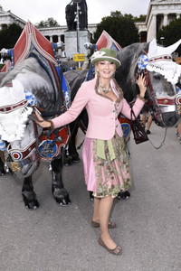 Regine Sixt Damenwiesn im Schützen Festzelt beim Oktoberfest 2018 in München
