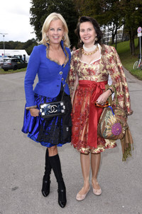 Regine Sixt Damenwiesn im Schützen Festzelt beim Oktoberfest 2018 in München