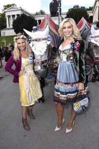 Regine Sixt Damenwiesn im Schützen Festzelt beim Oktoberfest 2018 in München