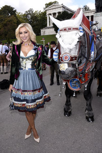 Regine Sixt Damenwiesn im Schützen Festzelt beim Oktoberfest 2018 in München