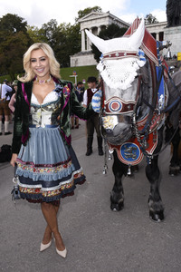 Regine Sixt Damenwiesn im Schützen Festzelt beim Oktoberfest 2018 in München