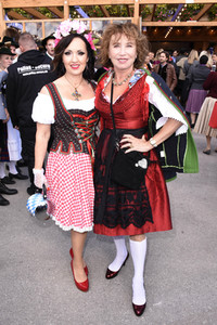 Regine Sixt Damenwiesn im Schützen Festzelt beim Oktoberfest 2018 in München