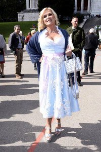 Regine Sixt Damenwiesn im Schützen Festzelt beim Oktoberfest 2018 in München
