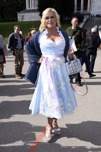 Regine Sixt Damenwiesn im Schützen Festzelt beim Oktoberfest 2018 in München
