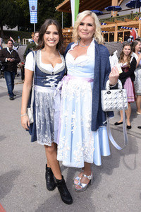 Regine Sixt Damenwiesn im Schützen Festzelt beim Oktoberfest 2018 in München