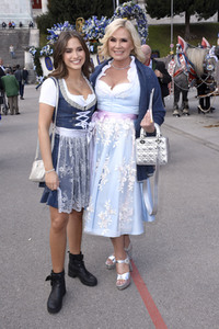 Regine Sixt Damenwiesn im Schützen Festzelt beim Oktoberfest 2018 in München