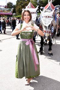 Regine Sixt Damenwiesn im Schützen Festzelt beim Oktoberfest 2018 in München