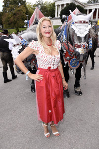 Regine Sixt Damenwiesn im Schützen Festzelt beim Oktoberfest 2018 in München