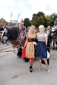 Regine Sixt Damenwiesn im Schützen Festzelt beim Oktoberfest 2018 in München