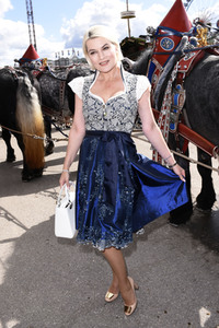 Regine Sixt Damenwiesn im Schützen Festzelt beim Oktoberfest 2018 in München