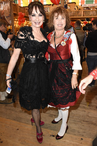 Regine Sixt Damenwiesn im Schützen Festzelt beim Oktoberfest 2018 in München