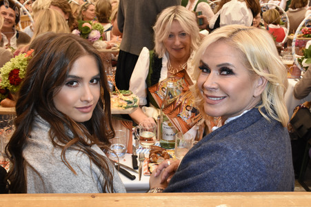 Regine Sixt Damenwiesn im Schützen Festzelt beim Oktoberfest 2018 in München