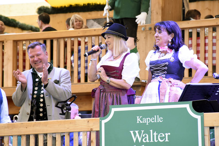 Regine Sixt Damenwiesn im Schützen Festzelt beim Oktoberfest 2018 in München