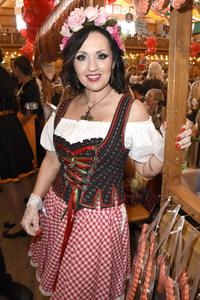 Regine Sixt Damenwiesn im Schützen Festzelt beim Oktoberfest 2018 in München