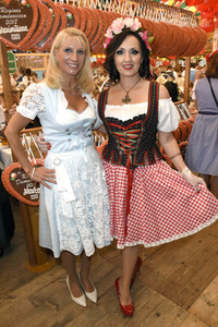 Regine Sixt Damenwiesn im Schützen Festzelt beim Oktoberfest 2018 in München