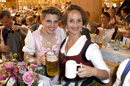 Ingolstadt Village Wiesntreff im Schützen Festzelt beim Oktoberfest 2018 in München