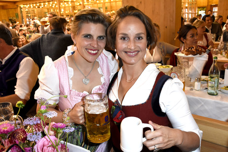 Ingolstadt Village Wiesntreff im Schützen Festzelt beim Oktoberfest 2018 in München