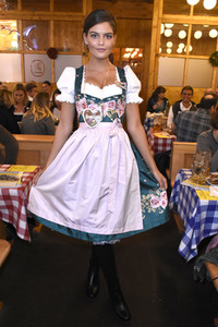Ingolstadt Village Wiesntreff im Schützen Festzelt beim Oktoberfest 2018 in München
