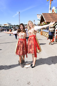3. Wiesn Charity Lunch im Festzelt Zur Bratwurst beim Oktoberfest 2018 in München