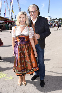 3. Wiesn Charity Lunch im Festzelt Zur Bratwurst beim Oktoberfest 2018 in München