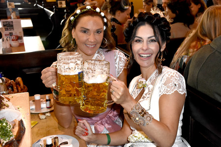 3. Wiesn Charity Lunch im Festzelt Zur Bratwurst beim Oktoberfest 2018 in München