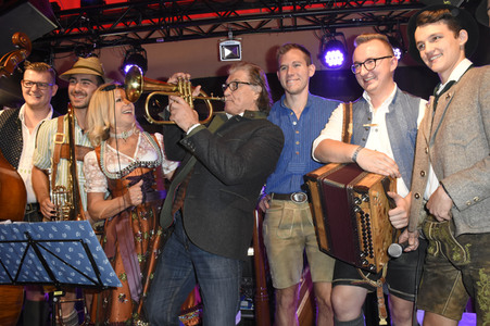 3. Wiesn Charity Lunch im Festzelt Zur Bratwurst beim Oktoberfest 2018 in München