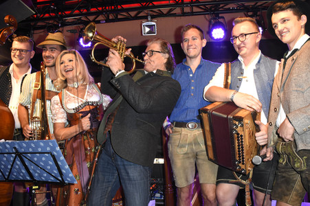 3. Wiesn Charity Lunch im Festzelt Zur Bratwurst beim Oktoberfest 2018 in München