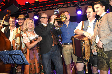 3. Wiesn Charity Lunch im Festzelt Zur Bratwurst beim Oktoberfest 2018 in München