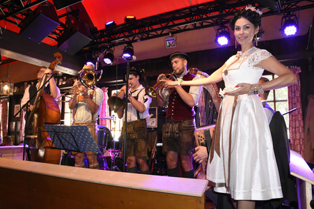 3. Wiesn Charity Lunch im Festzelt Zur Bratwurst beim Oktoberfest 2018 in München