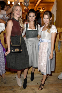Madlwiesn im Schützen-Festzelt auf dem Oktoberfest 2018 in München