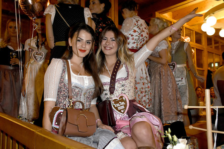 Madlwiesn im Schützen-Festzelt auf dem Oktoberfest 2018 in München