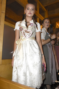 Madlwiesn im Schützen-Festzelt auf dem Oktoberfest 2018 in München