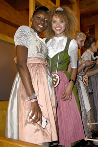 Madlwiesn im Schützen-Festzelt auf dem Oktoberfest 2018 in München