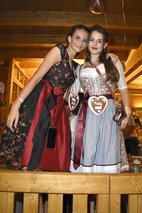 Madlwiesn im Schützen-Festzelt auf dem Oktoberfest 2018 in München