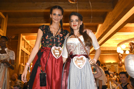 Madlwiesn im Schützen-Festzelt auf dem Oktoberfest 2018 in München