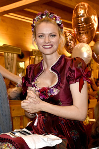 Madlwiesn im Schützen-Festzelt auf dem Oktoberfest 2018 in München